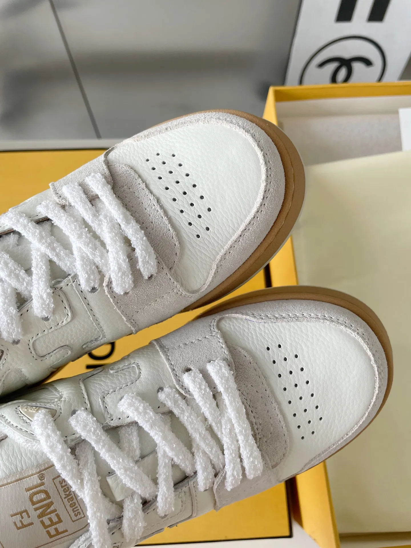 👟👟Ex-factory price 520 👟👟 Fendi match's latest sneakers for couples, the first sneakers created by designer Kim Jones, fendi match is similar to LV's Trainer basketball sneakers. The shoe shape is similar, with the addition of FF retro design. The upper is made of suede and leather stitching. The double F logo on the side is lined with terry velvet. The upper foot is super soft, light and comfortable to match with a sweatshirt. It is full of youthful feeling and comes with exquisite packaging at the counter. Exclusive products, FENDI, trade channel orders, 2022 early spring catwalk models, capsule series, casual sneakers for couples. Cecilia Cheung, Jane Zhang, He Sui, Gu Li Nazha, Tang Yixin, Song Zuer, Wei Ya, and many other celebrities have endorsed them with FENDI Match sneakers. Let your thoughts flow, let the sunshine pour in, and interpret a variety of outfits! Fabric: Original custom suede + leather splicing combination Lining: Imported custom terry velvet lining Sole: Original molded T👟👟 Factory price U two-color combination sole Sole thickness: 3CM Size: Women's 35-40 / Men's 39-45